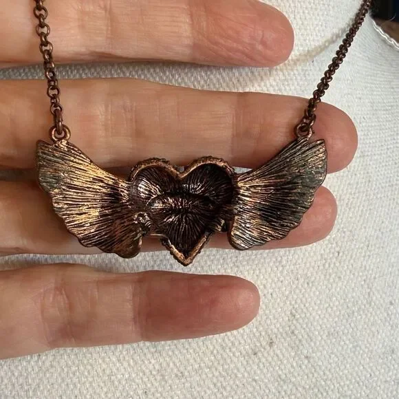 BETSEY JOHNSON WINGED HEART NECKLACE “LOVE” SPELLOUT COPPER CRYSTAL PAVE 18” EUC - Picture 7 of 12